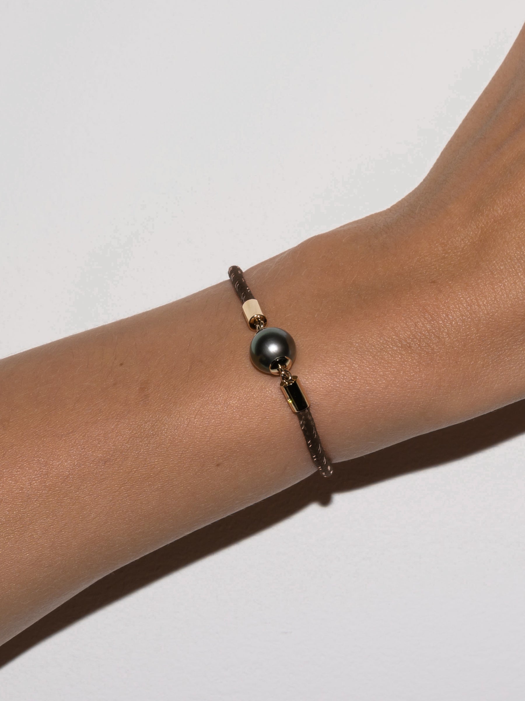 14K YELLOW GOLD SINGLE PEARL BRACELET, MARRON