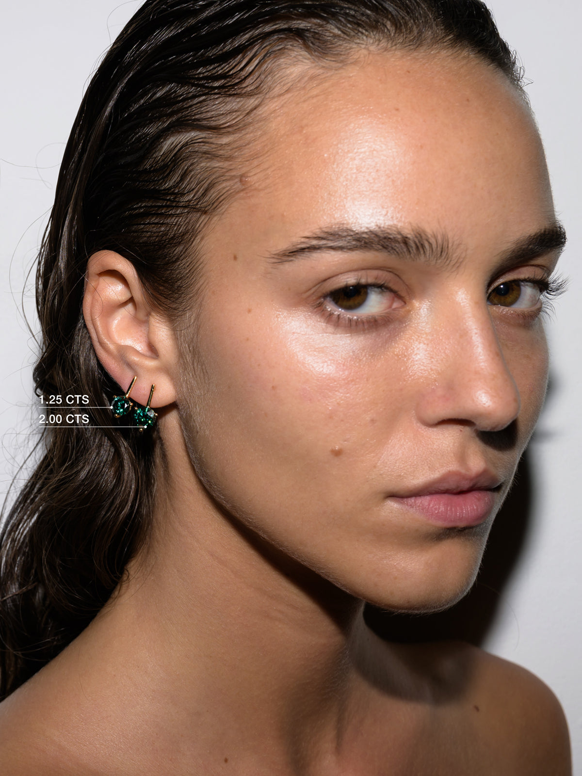 HENDRY BAR STUD EARRINGS IN VIRIDIAN GREEN MOISSANITE