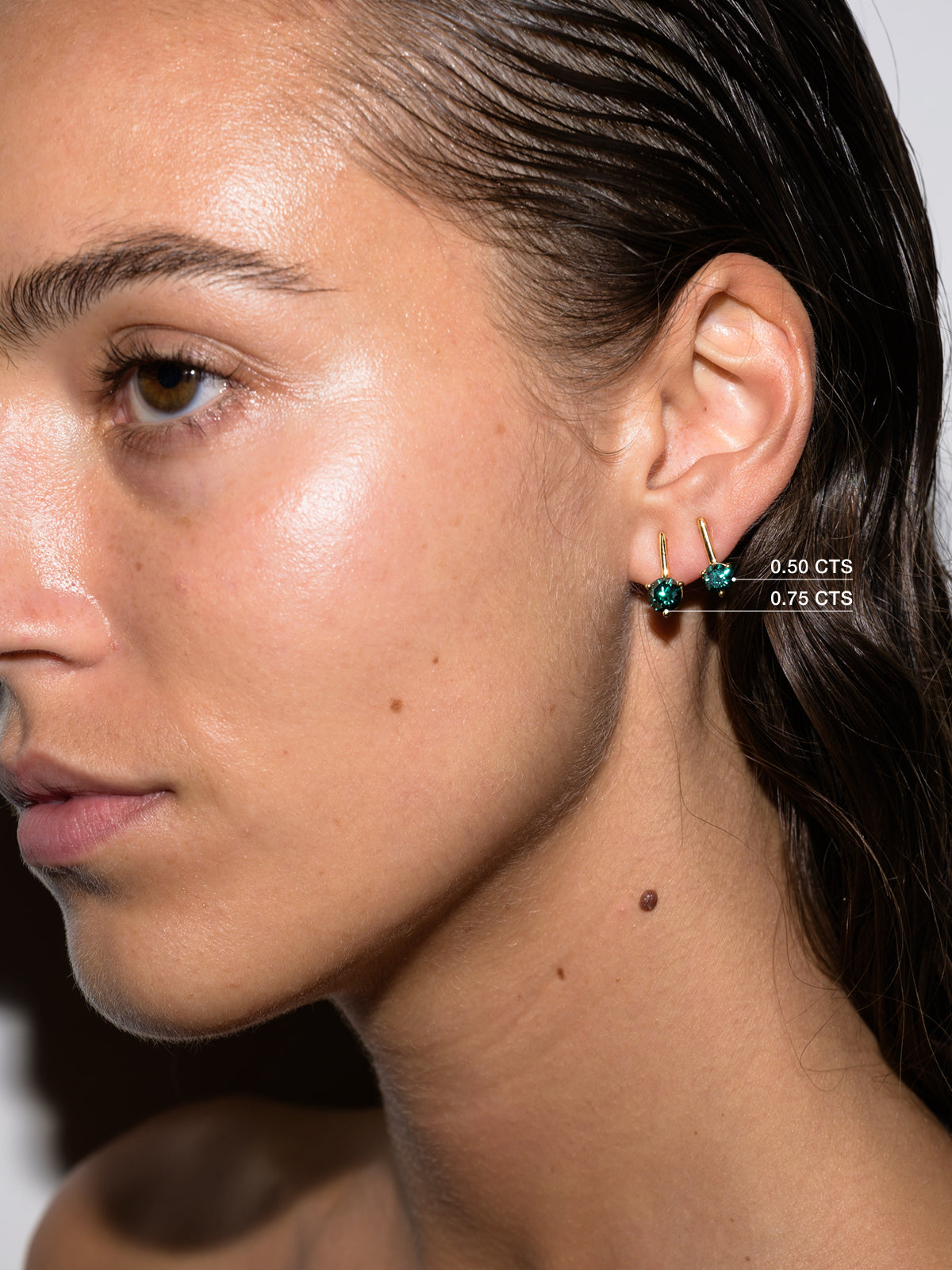 HENDRY BAR STUD EARRINGS IN VIRIDIAN GREEN MOISSANITE