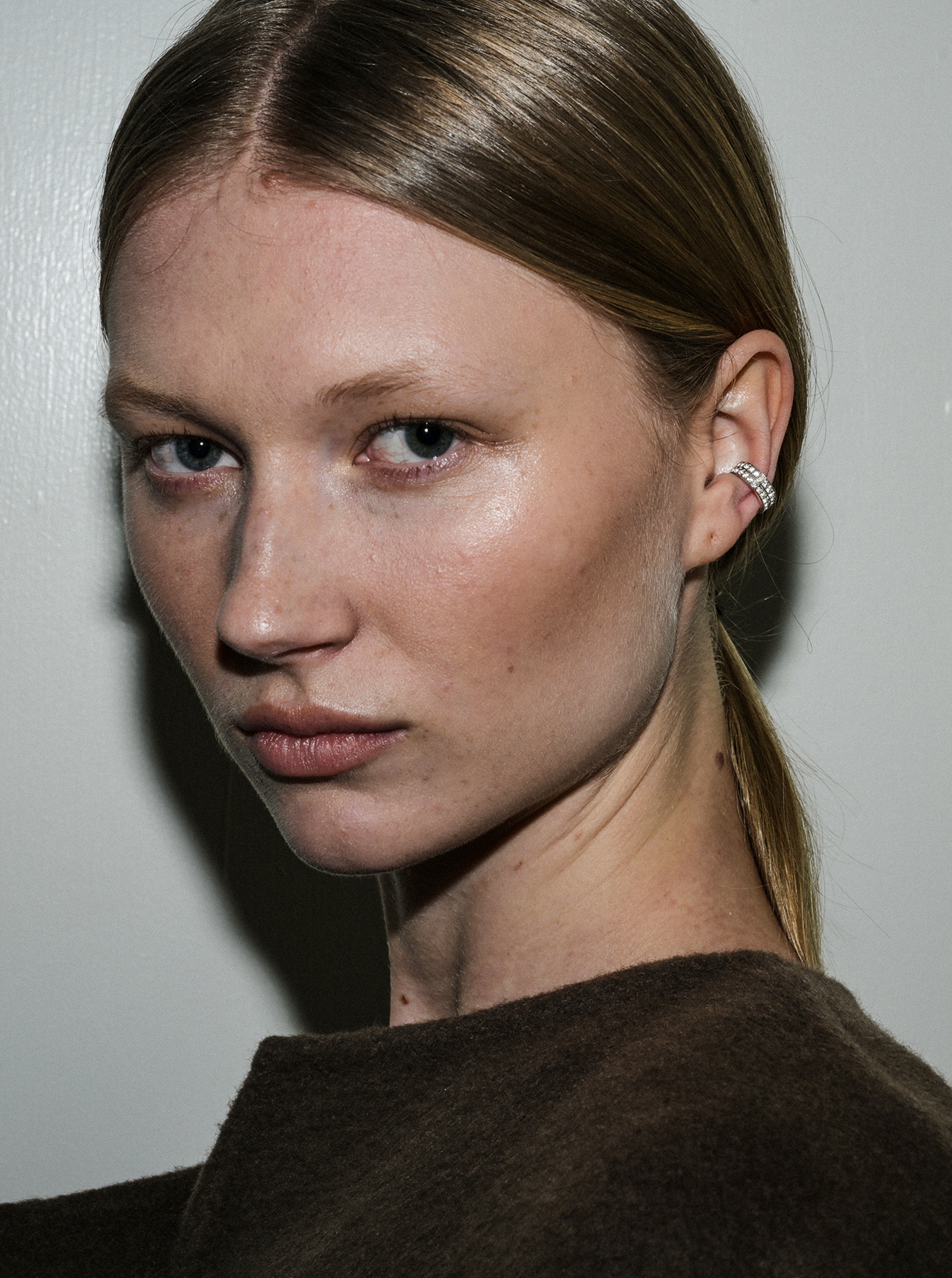 DOUBLE ROW LAB WHITE SAPPHIRE EAR CUFF, GOLD