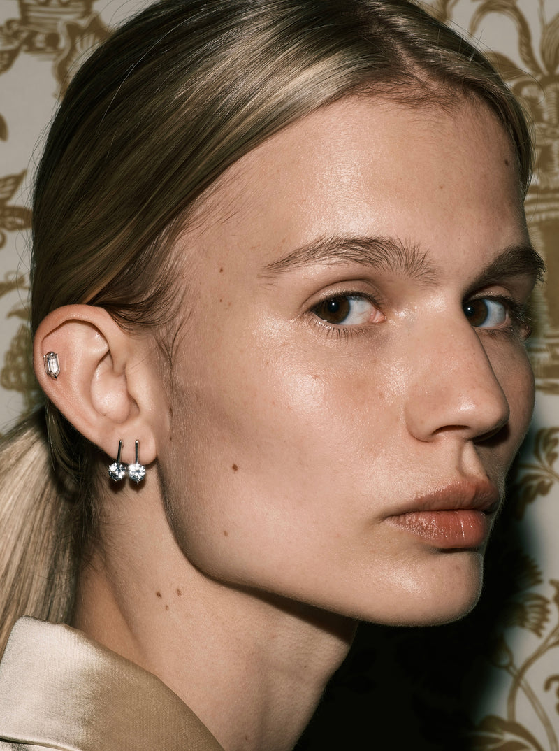 SHIELD LAB-GROWN WHITE SAPPHIRE STUD EARRING, GOLD