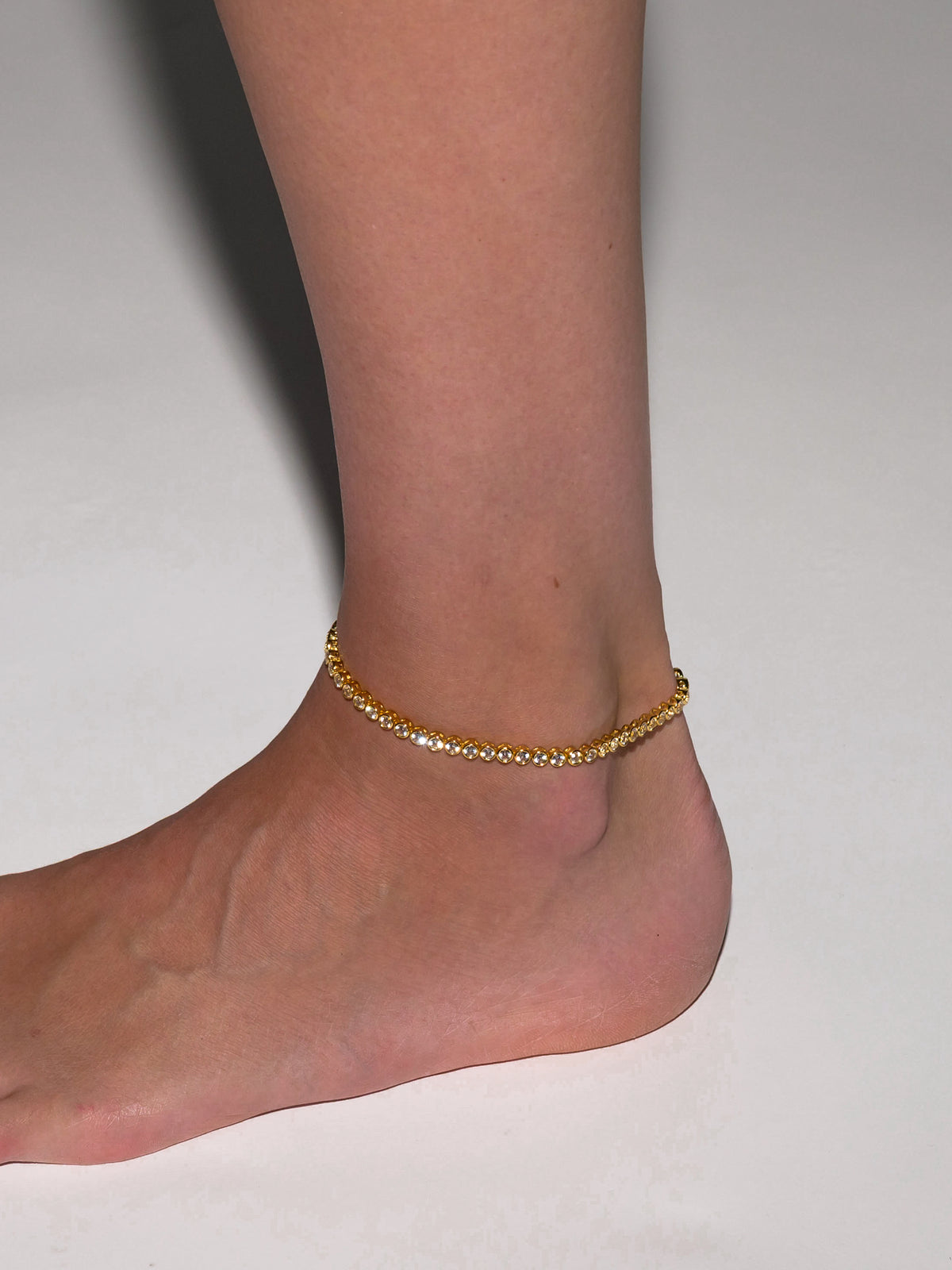 JAMES ROUND CUT 3MM, LAB WHITE SAPPHIRE RIVIÈRE ANKLET, GOLD