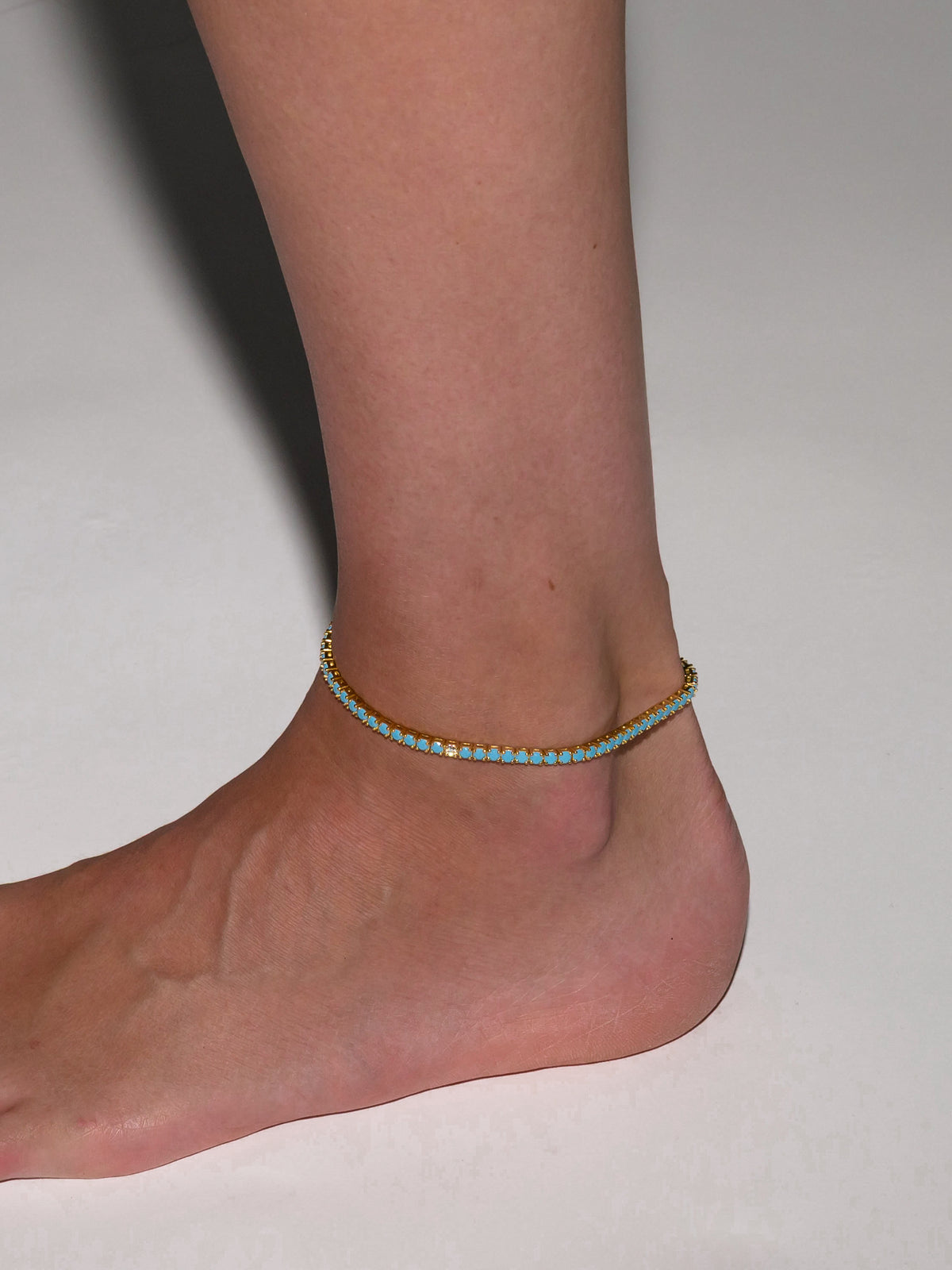 KATE ROUND CUT 3MM, TURQUOISE AND MOISSANITE RIVIÈRE ANKLET, GOLD