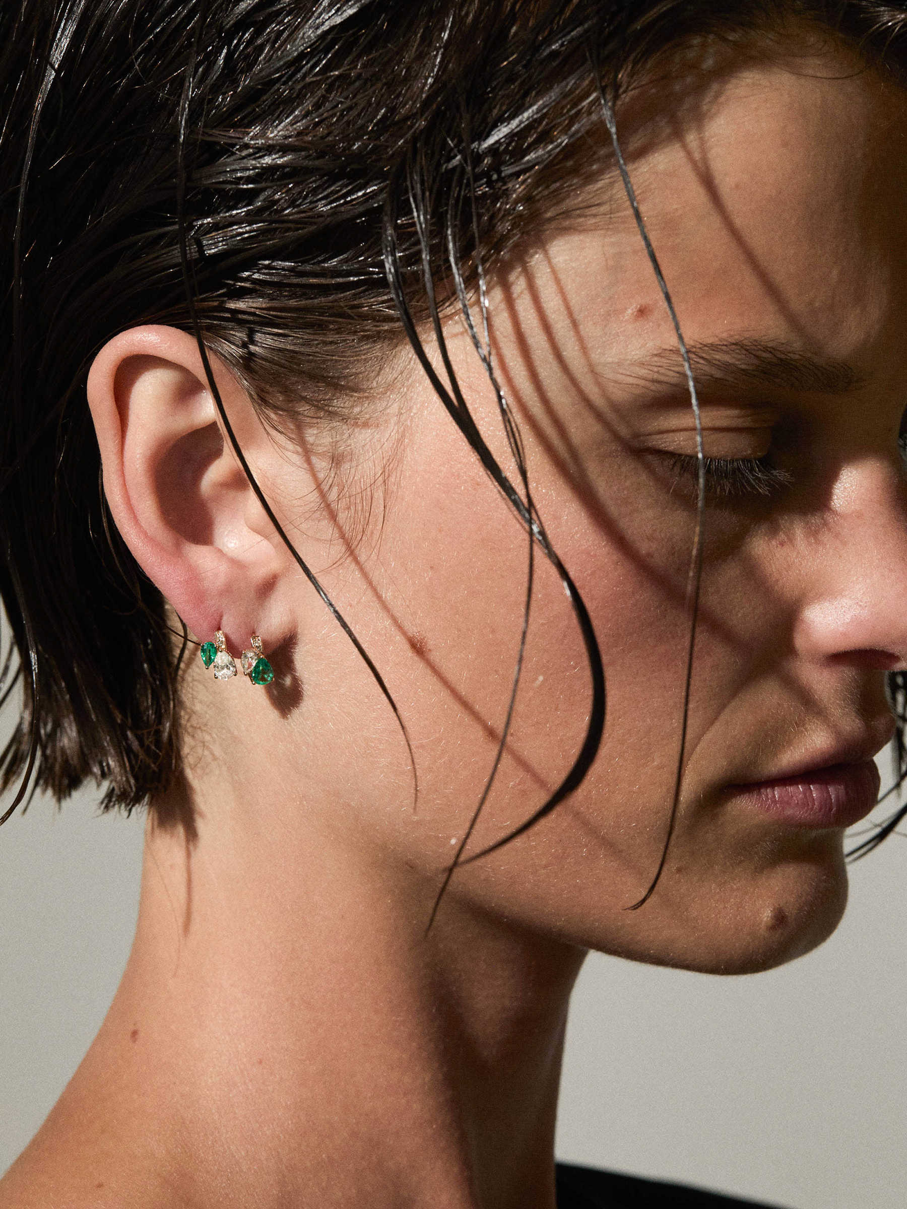 14K DOUBLE PEAR-CUT HUGGIE EARRING IN LAB EMERALD AND PETITE LAB DIAMOND, 14K YELLOW GOLD