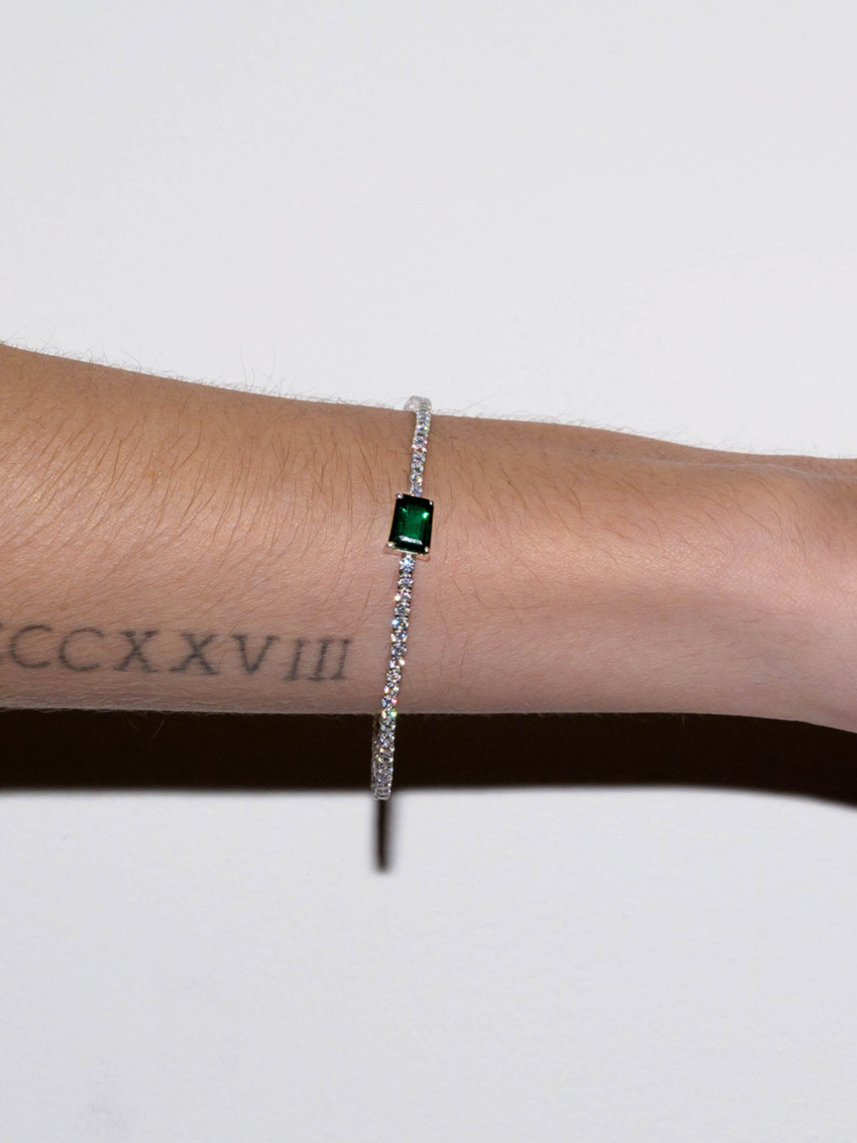 KATE RIVIÈRE BRACELET WITH LAB EMERALD IN 2MM MOISSANITE