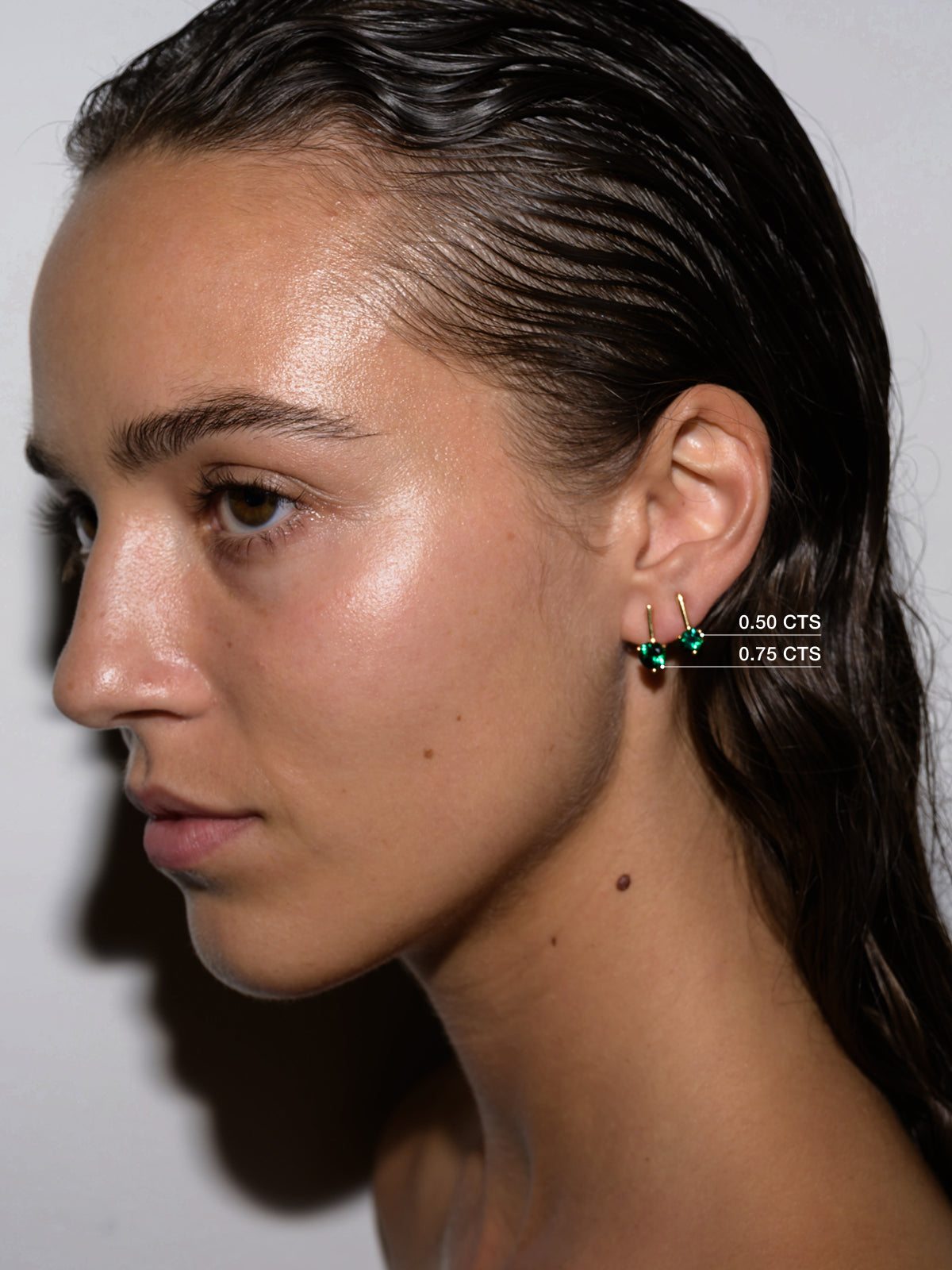 HENDRY BAR STUD EARRINGS IN LAB EMERALD
