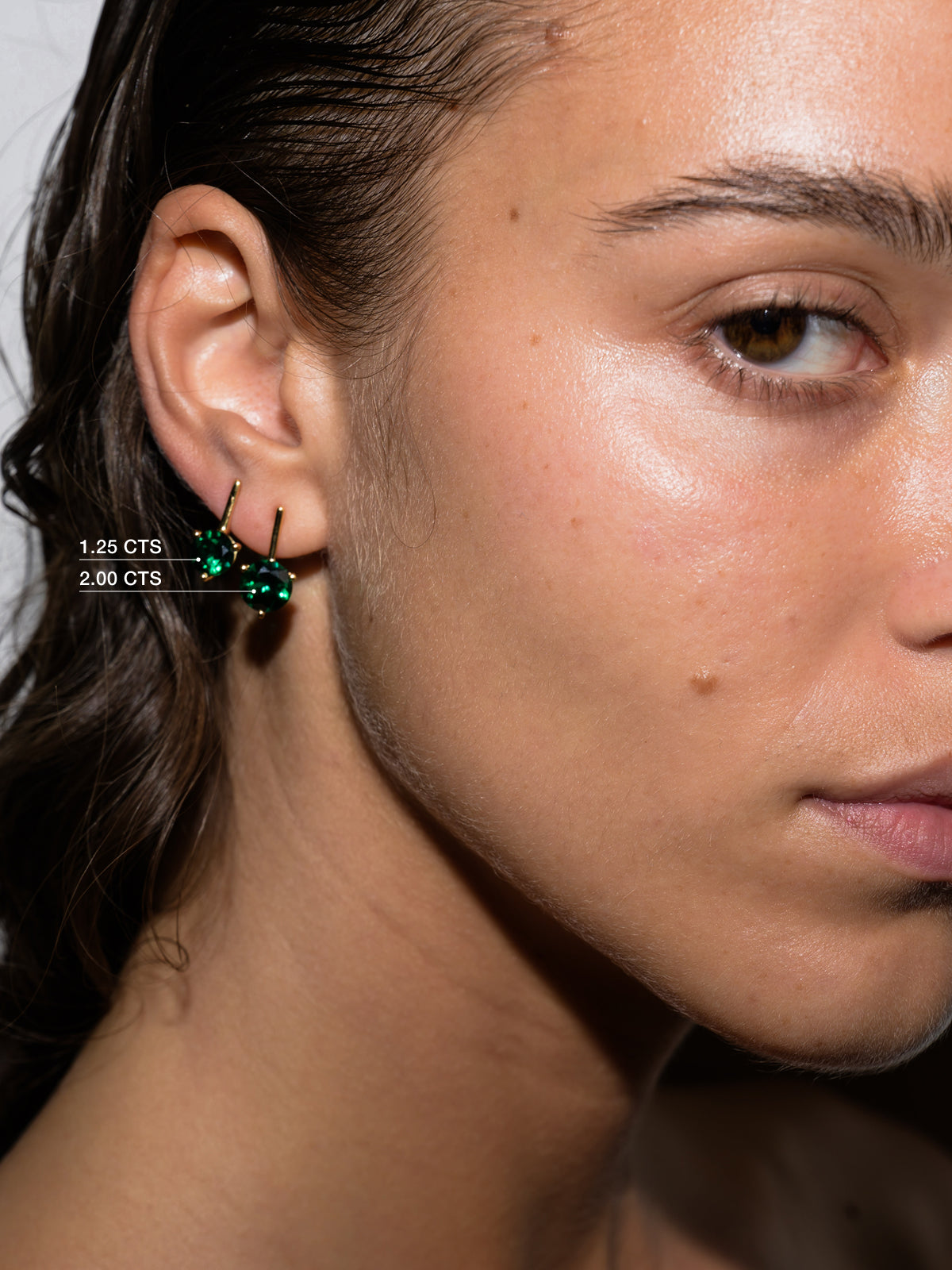 HENDRY BAR STUD EARRINGS IN LAB EMERALD