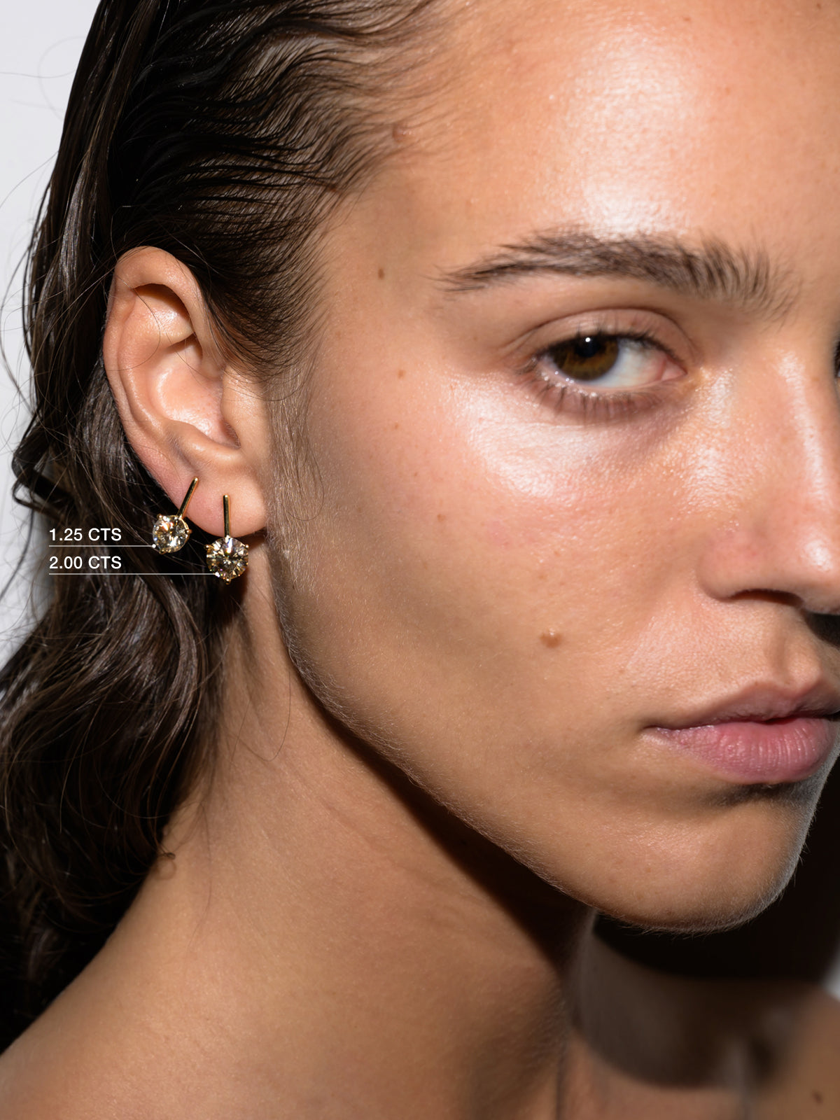HENDRY BAR STUD EARRINGS IN HONEY MOISSANITE
