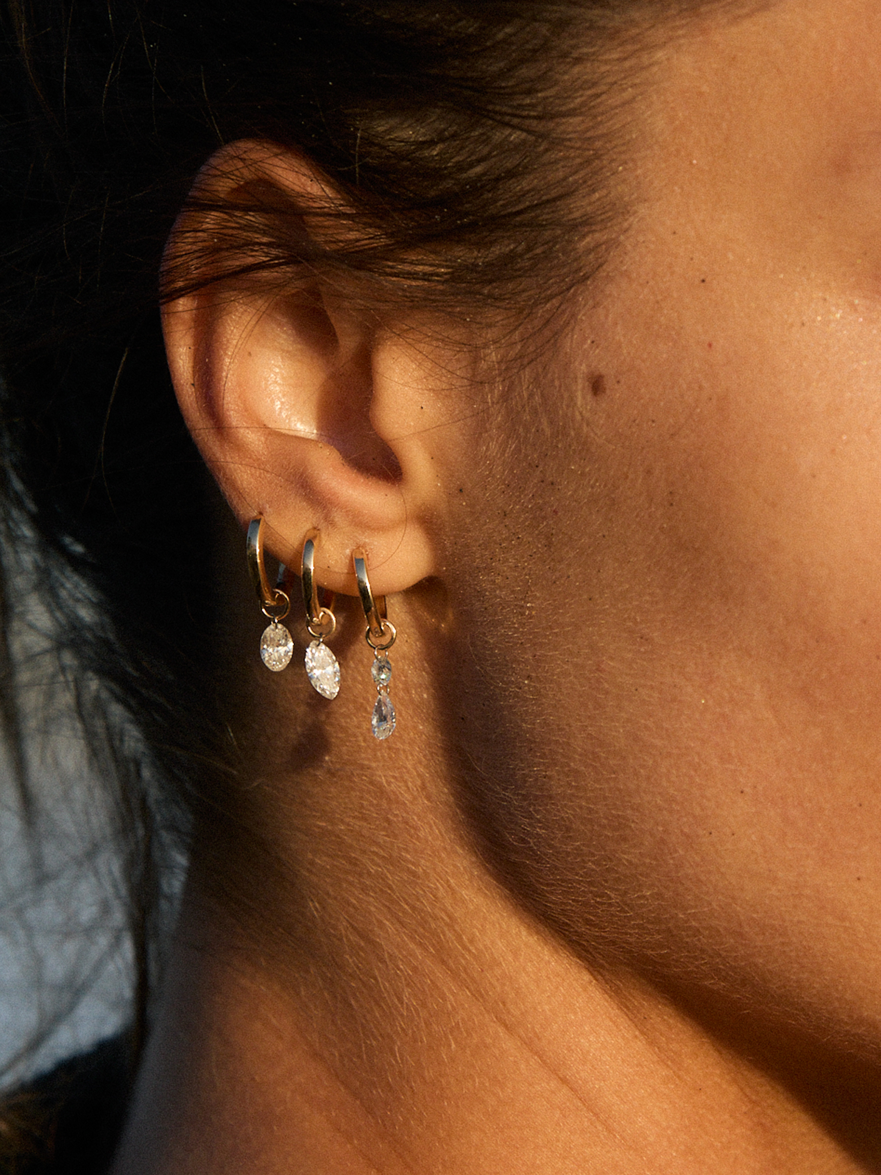 14K GRADUATED FLOATING HUGGIE EARRING IN LAB DIAMOND, 14K YELLOW GOLD