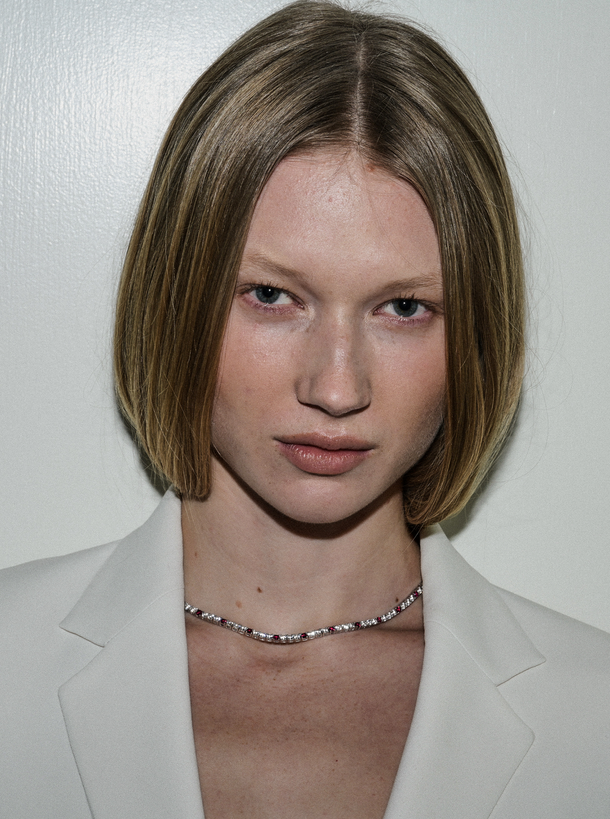 MOSS ROUND CUT, LAB 3 WHITE SAPPHIRE AND 1 RED SAPPHIRE RIVIÈRE NECKLACE