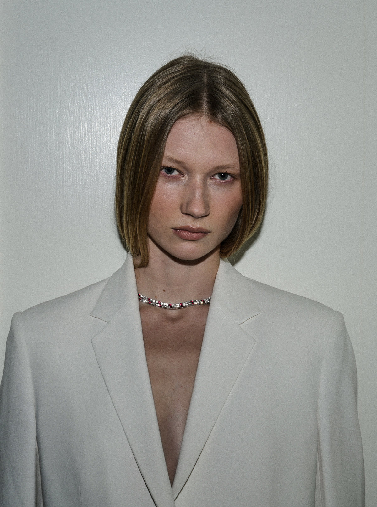 MOSS ROUND CUT, LAB 3 WHITE SAPPHIRE AND 1 RED SAPPHIRE RIVIÈRE NECKLACE